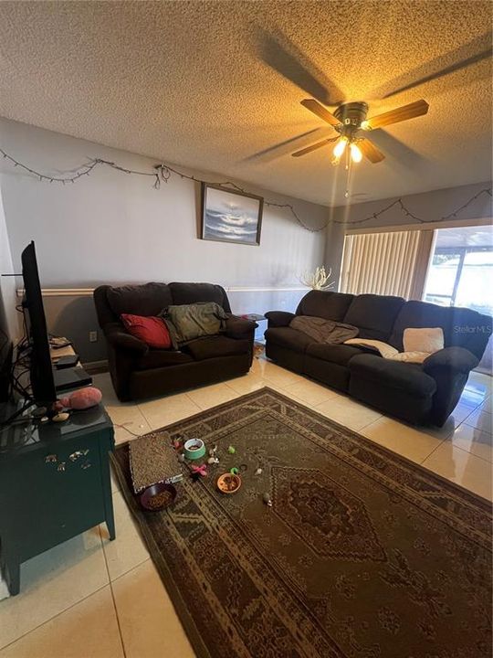 合同活跃: $360,000 (3 贝兹, 2 浴室, 1555 平方英尺)