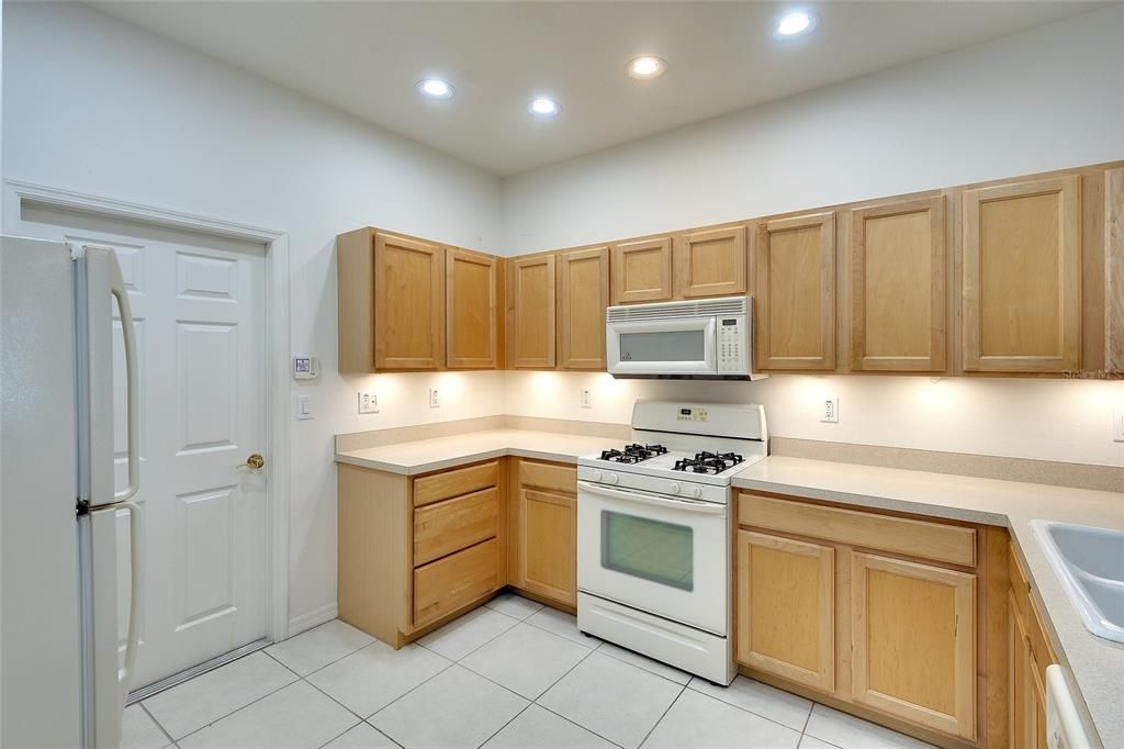 Под контрактом: $299,000 (2 спален, 2 ванн, 1391 Квадратных фут)