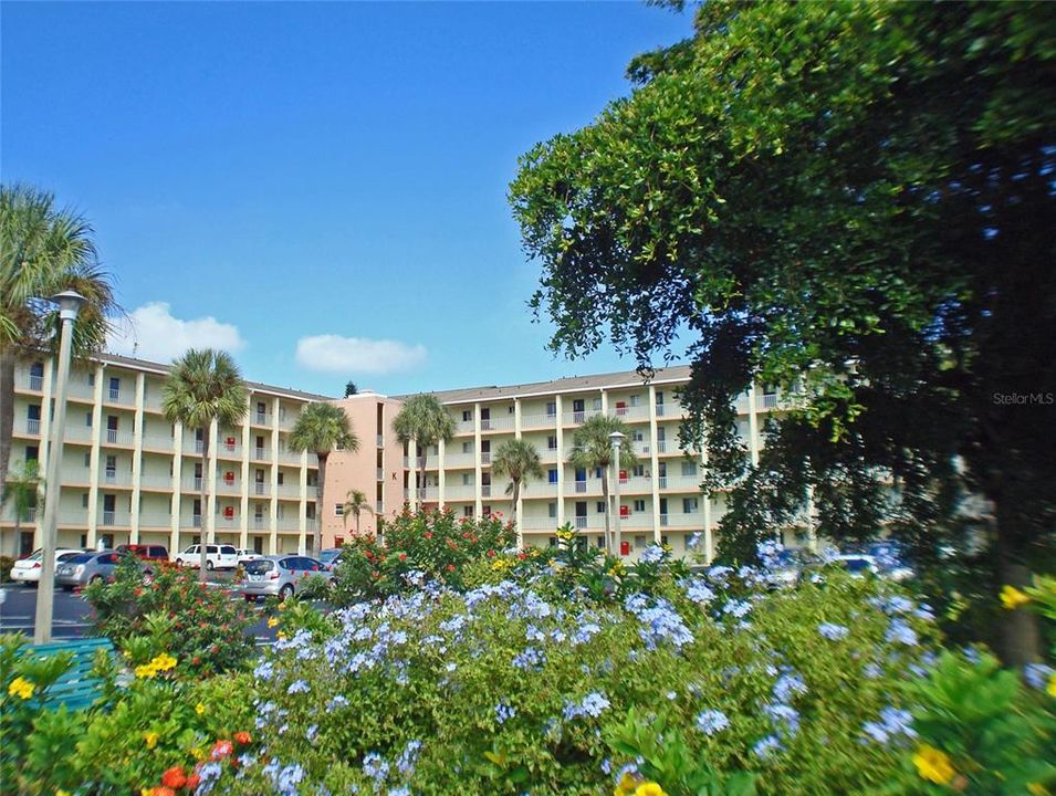 Active With Contract: $74,900 (2 beds, 1 baths, 960 Square Feet)