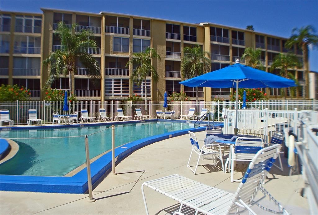 Active With Contract: $74,900 (2 beds, 1 baths, 960 Square Feet)