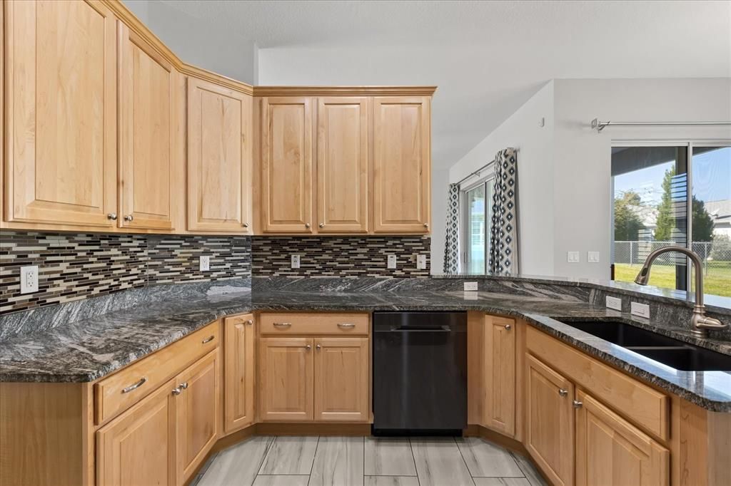 На продажу: $324,900 (2 спален, 2 ванн, 1719 Квадратных фут)