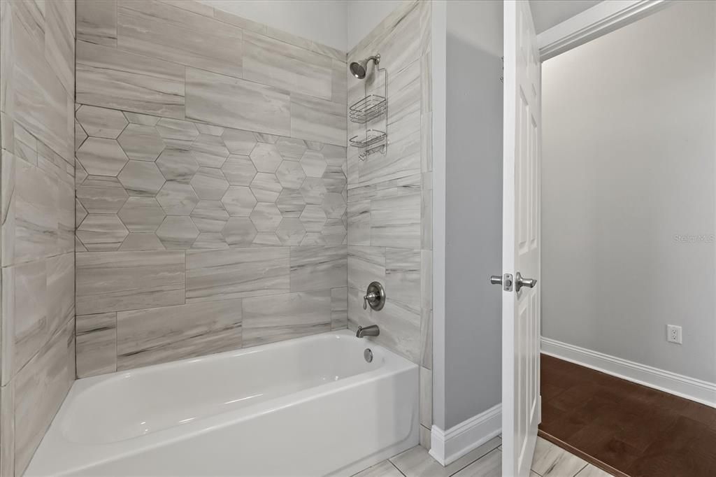 На продажу: $324,900 (2 спален, 2 ванн, 1719 Квадратных фут)