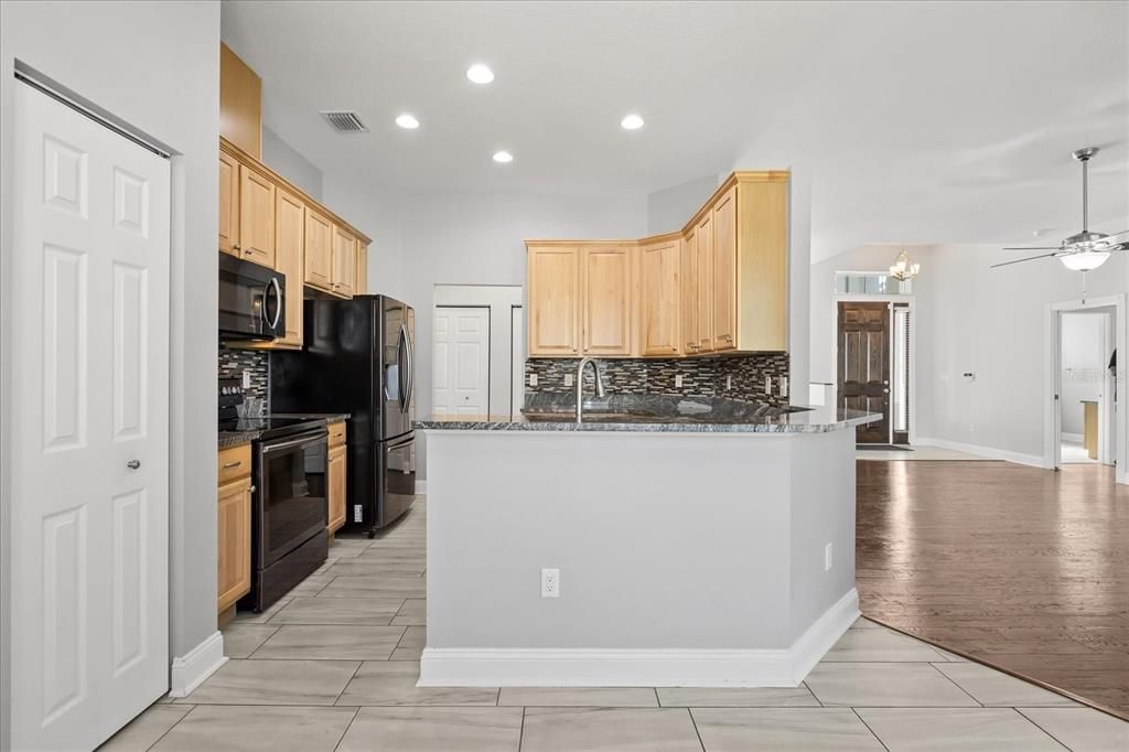 На продажу: $324,900 (2 спален, 2 ванн, 1719 Квадратных фут)