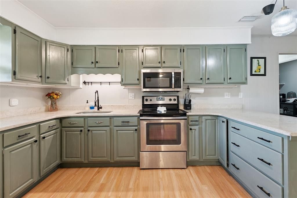 For Sale: $275,000 (3 beds, 1 baths, 1612 Square Feet)