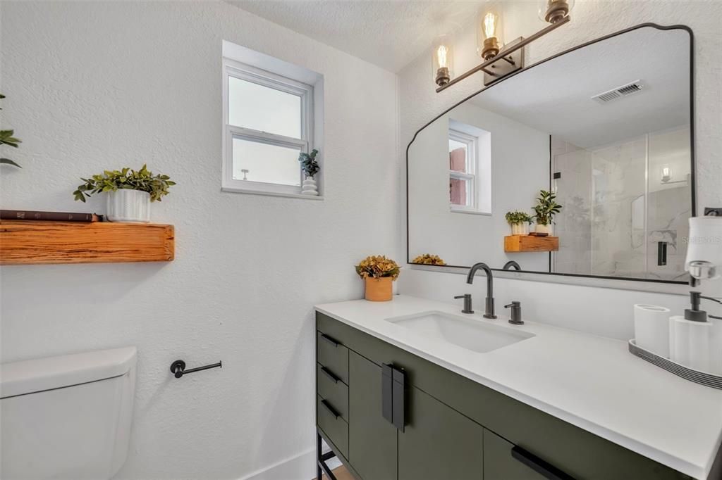 合同活跃: $349,900 (3 贝兹, 2 浴室, 1112 平方英尺)