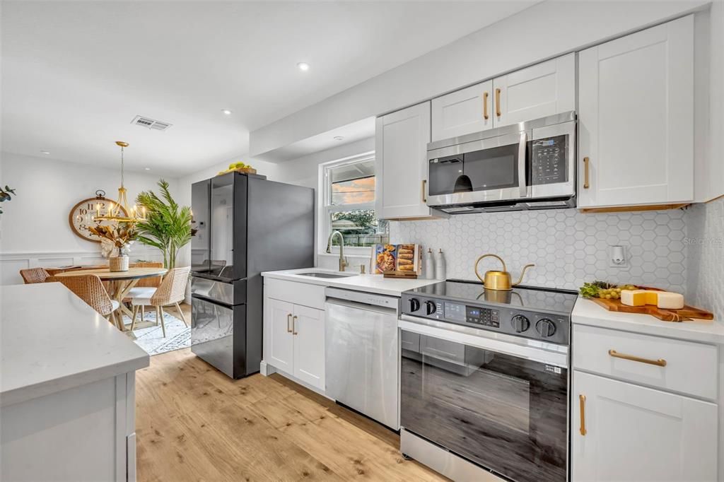 合同活跃: $349,900 (3 贝兹, 2 浴室, 1112 平方英尺)