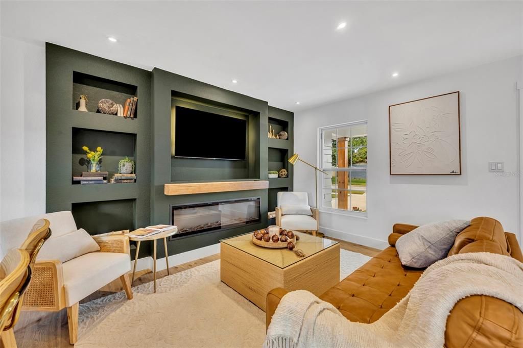 合同活跃: $349,900 (3 贝兹, 2 浴室, 1112 平方英尺)