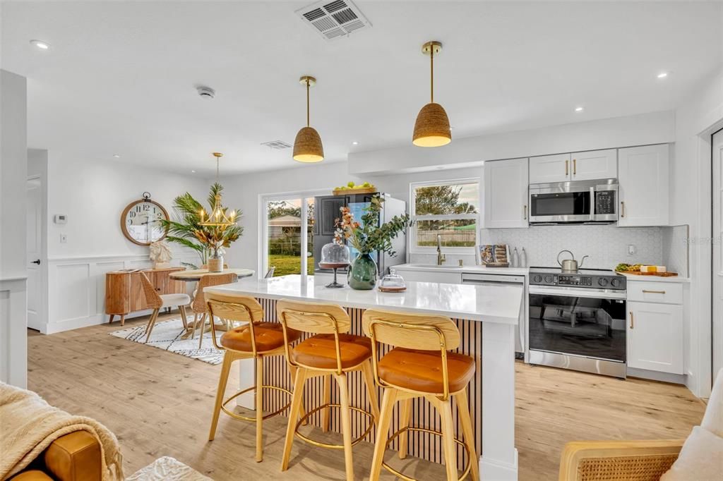 合同活跃: $349,900 (3 贝兹, 2 浴室, 1112 平方英尺)