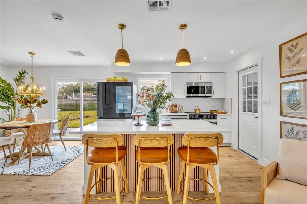 合同活跃: $349,900 (3 贝兹, 2 浴室, 1112 平方英尺)