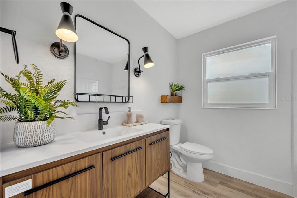 合同活跃: $349,900 (3 贝兹, 2 浴室, 1112 平方英尺)