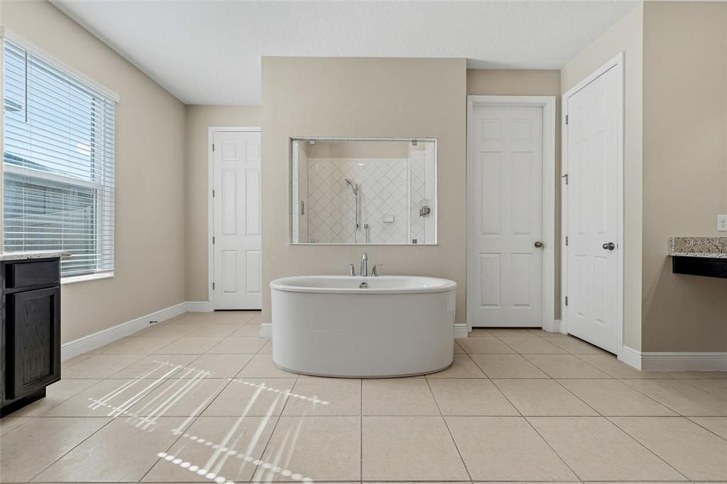 待售: $690,000 (6 贝兹, 4 浴室, 4368 平方英尺)