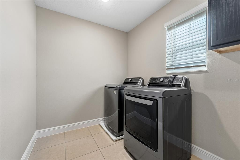 待售: $690,000 (6 贝兹, 4 浴室, 4368 平方英尺)