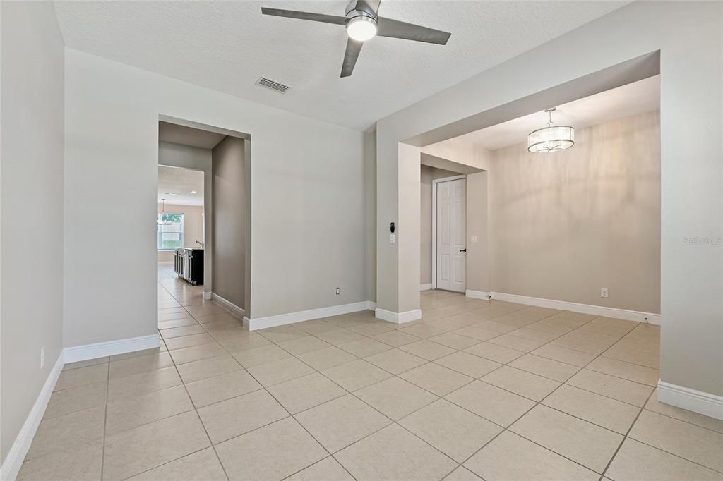 待售: $690,000 (6 贝兹, 4 浴室, 4368 平方英尺)