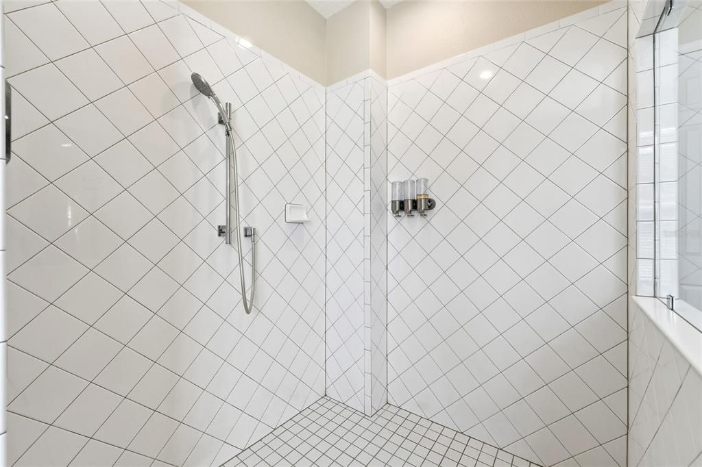 待售: $690,000 (6 贝兹, 4 浴室, 4368 平方英尺)