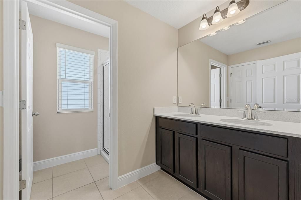 待售: $690,000 (6 贝兹, 4 浴室, 4368 平方英尺)