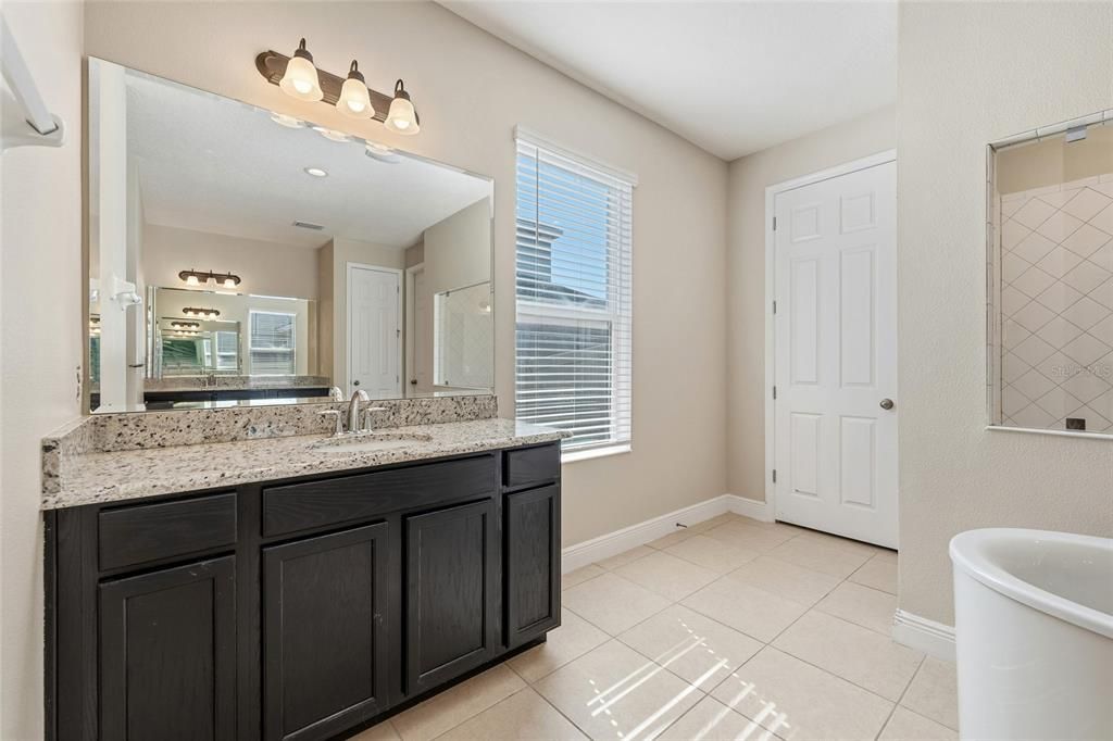 待售: $690,000 (6 贝兹, 4 浴室, 4368 平方英尺)