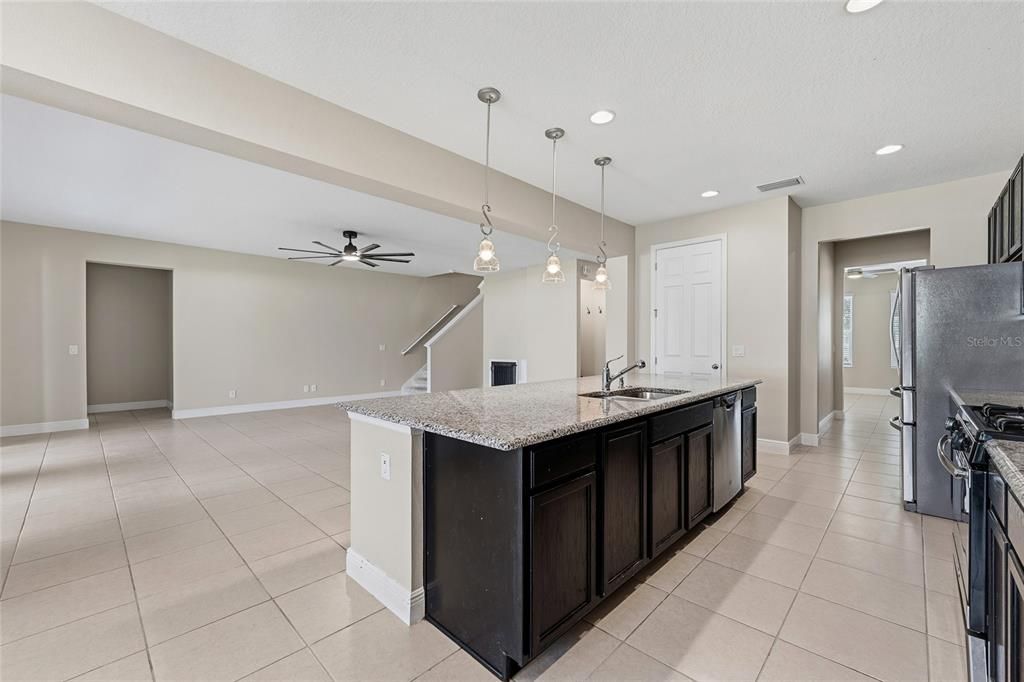 待售: $690,000 (6 贝兹, 4 浴室, 4368 平方英尺)