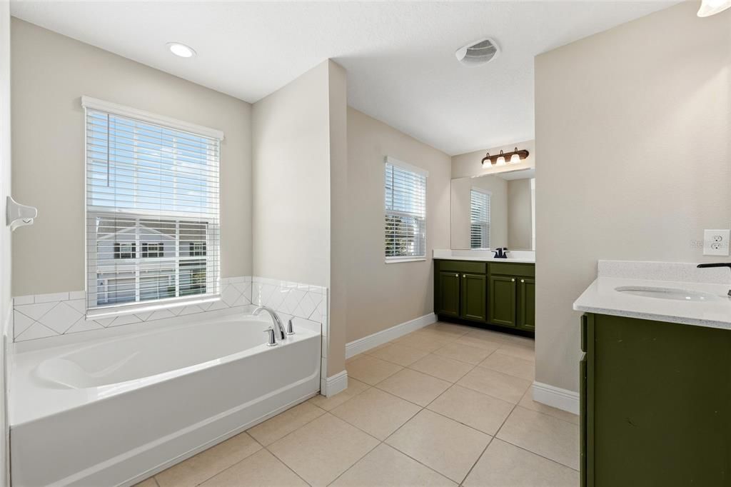 待售: $690,000 (6 贝兹, 4 浴室, 4368 平方英尺)