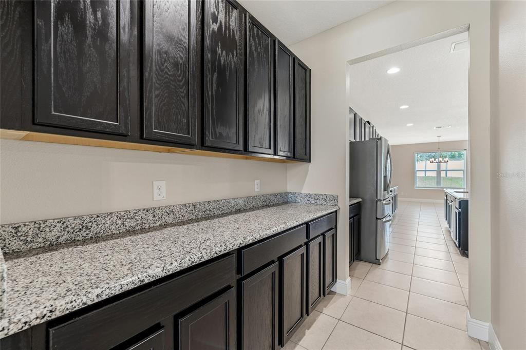 待售: $690,000 (6 贝兹, 4 浴室, 4368 平方英尺)