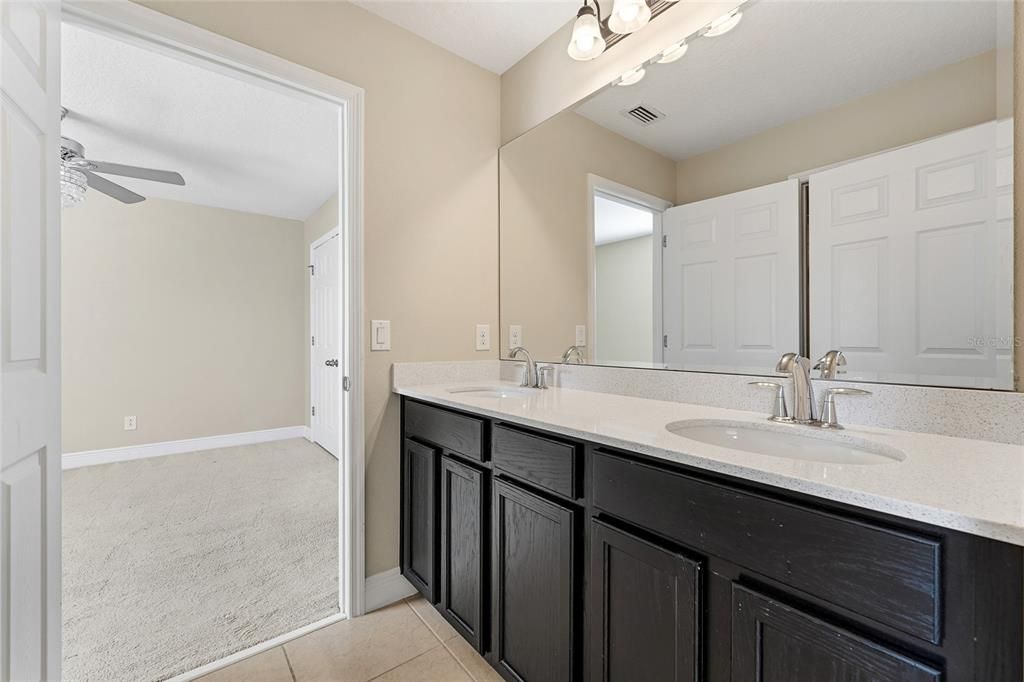 待售: $690,000 (6 贝兹, 4 浴室, 4368 平方英尺)