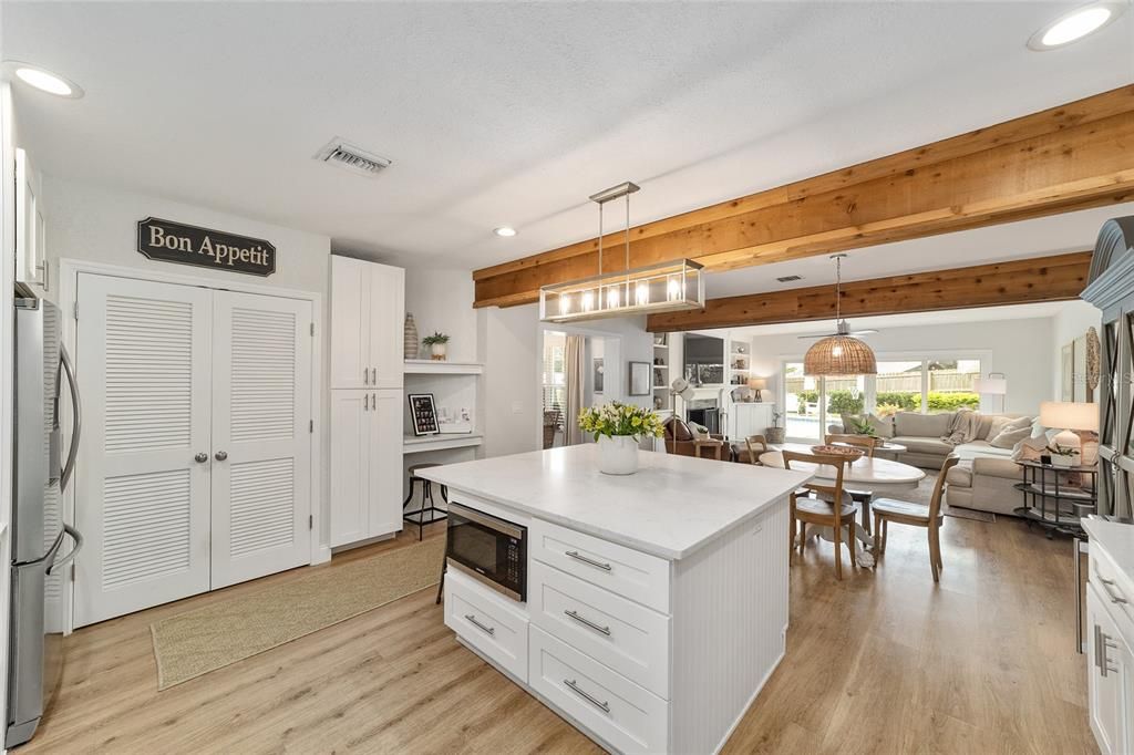 En Venta: $849,000 (4 camas, 3 baños, 3018 Pies cuadrados)