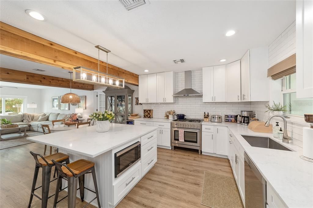 En Venta: $849,000 (4 camas, 3 baños, 3018 Pies cuadrados)