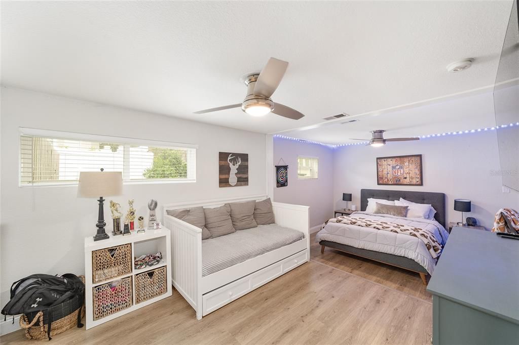 En Venta: $849,000 (4 camas, 3 baños, 3018 Pies cuadrados)