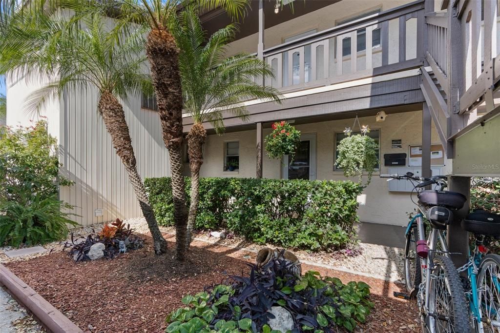 For Sale: $105,000 (1 beds, 1 baths, 816 Square Feet)