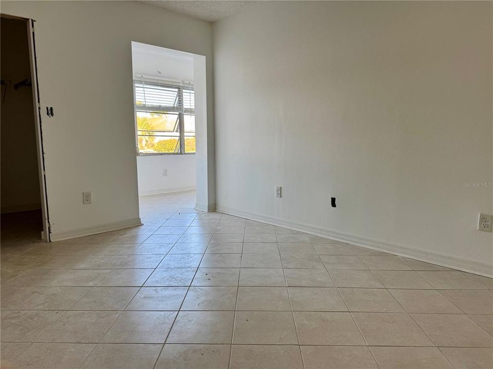 For Sale: $105,000 (1 beds, 1 baths, 816 Square Feet)