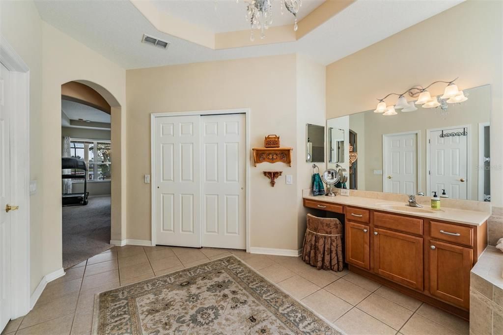 合同活跃: $590,000 (3 贝兹, 3 浴室, 2967 平方英尺)