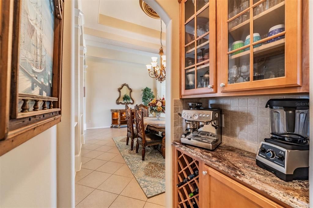 合同活跃: $590,000 (3 贝兹, 3 浴室, 2967 平方英尺)