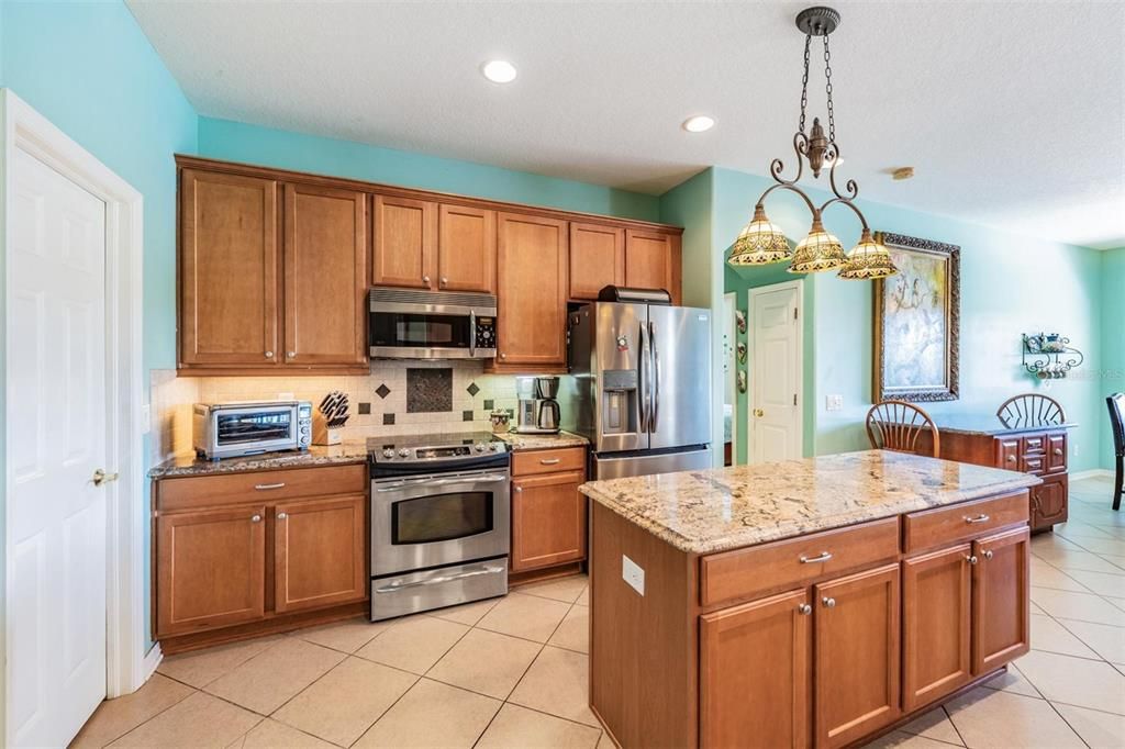 合同活跃: $590,000 (3 贝兹, 3 浴室, 2967 平方英尺)