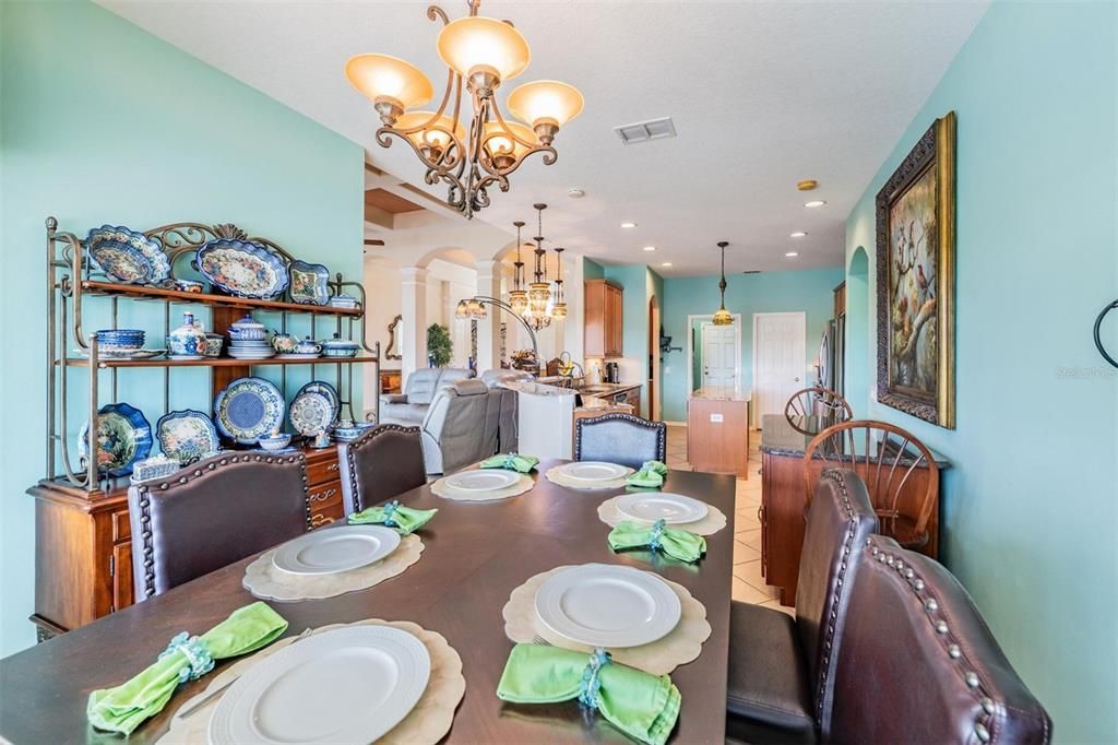 合同活跃: $590,000 (3 贝兹, 3 浴室, 2967 平方英尺)