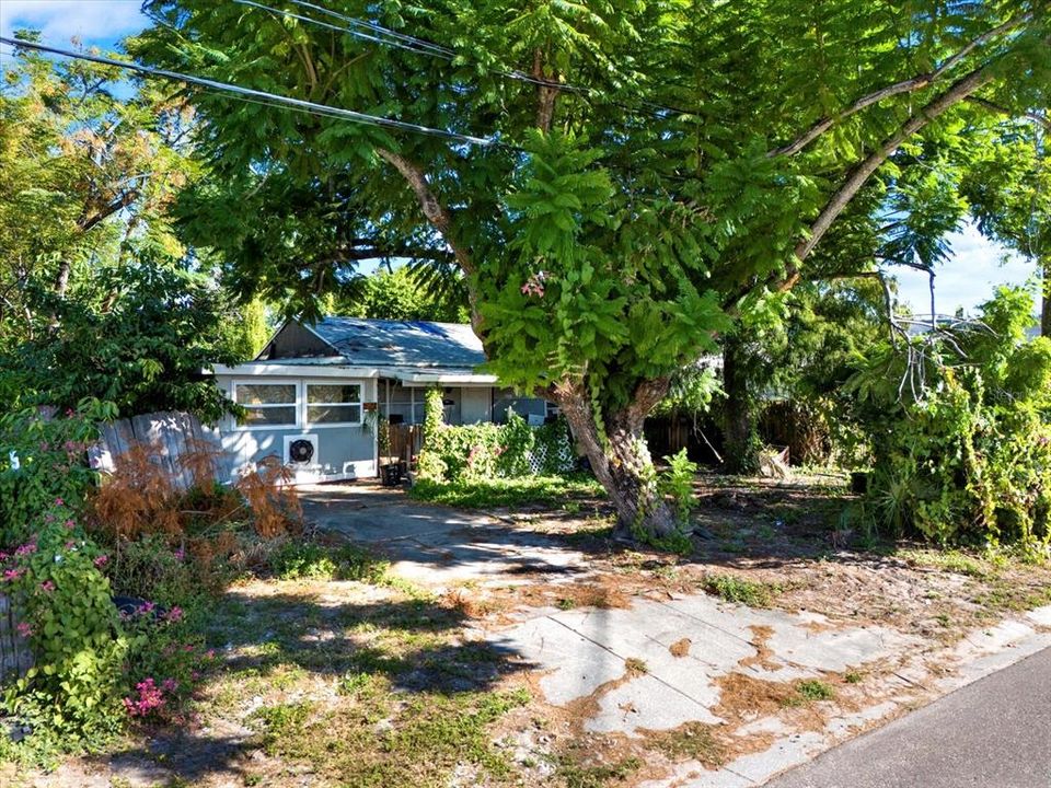 For Sale: $165,000 (2 beds, 1 baths, 672 Square Feet)