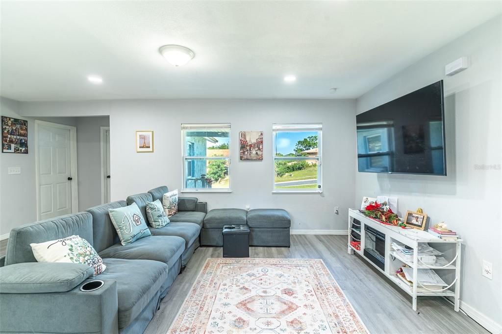 For Sale: $279,000 (3 beds, 2 baths, 1175 Square Feet)