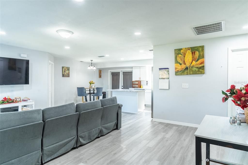 For Sale: $279,000 (3 beds, 2 baths, 1175 Square Feet)