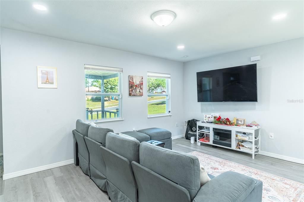 For Sale: $279,000 (3 beds, 2 baths, 1175 Square Feet)