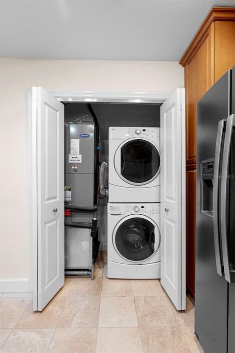 For Sale: $319,000 (1 beds, 1 baths, 992 Square Feet)