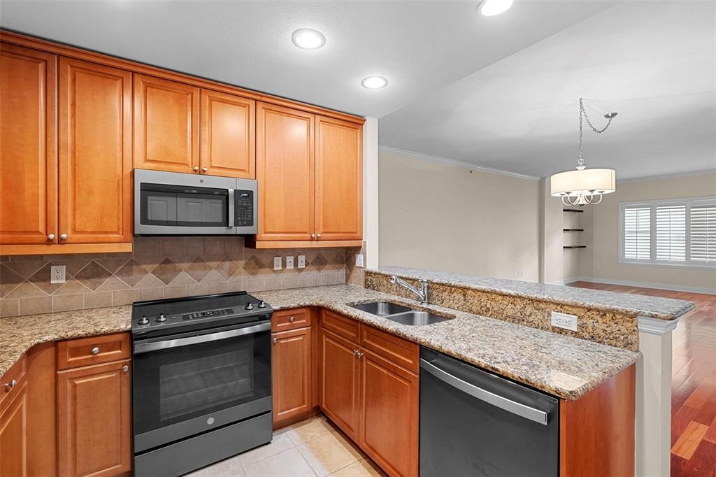 For Sale: $319,000 (1 beds, 1 baths, 992 Square Feet)