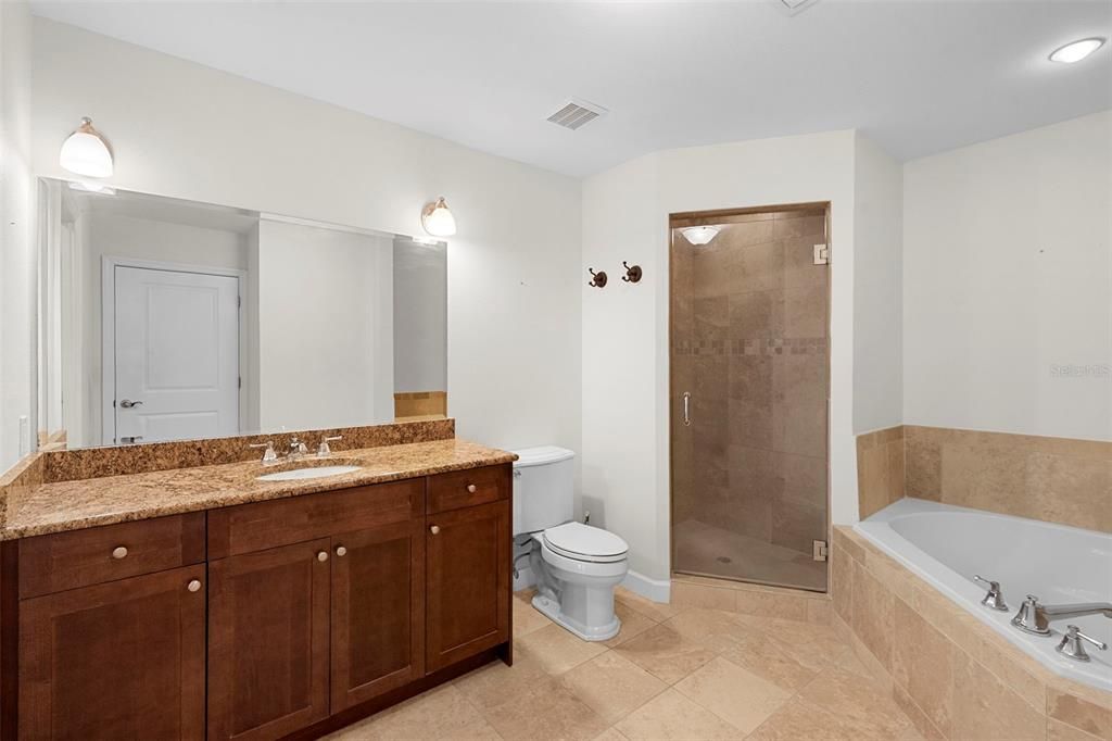 For Sale: $319,000 (1 beds, 1 baths, 992 Square Feet)
