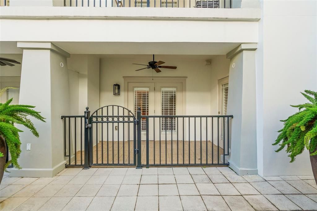 For Sale: $319,000 (1 beds, 1 baths, 992 Square Feet)