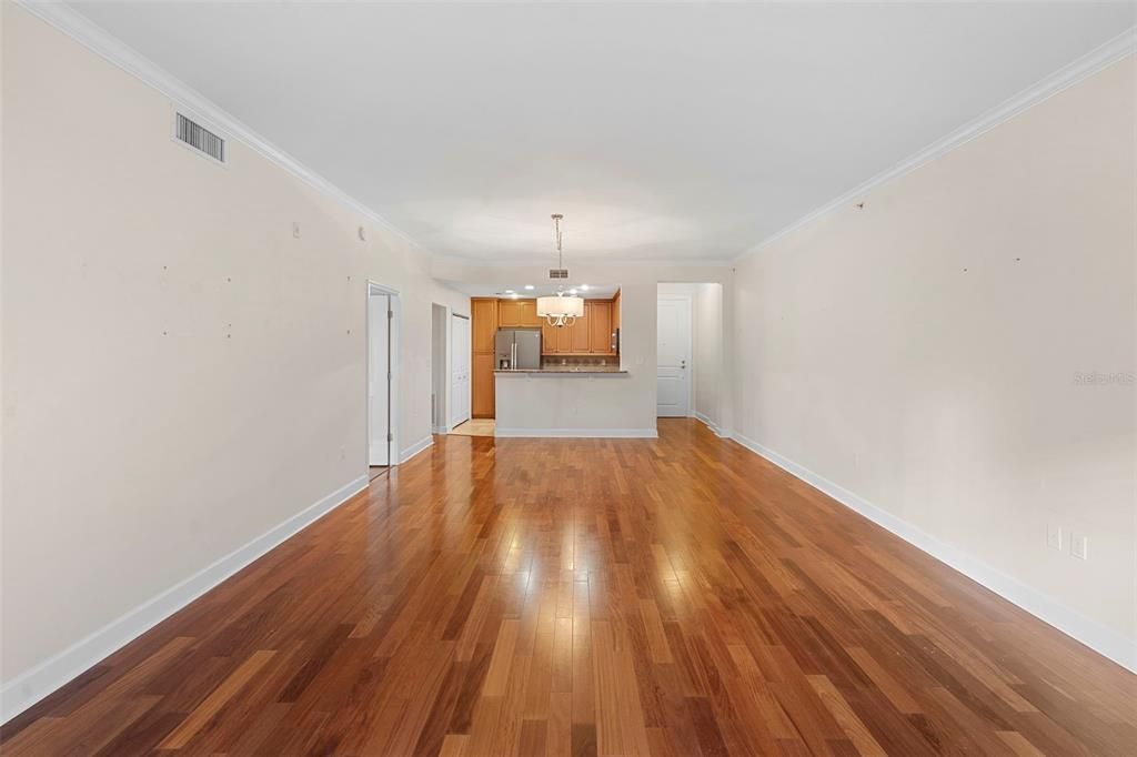 For Sale: $319,000 (1 beds, 1 baths, 992 Square Feet)