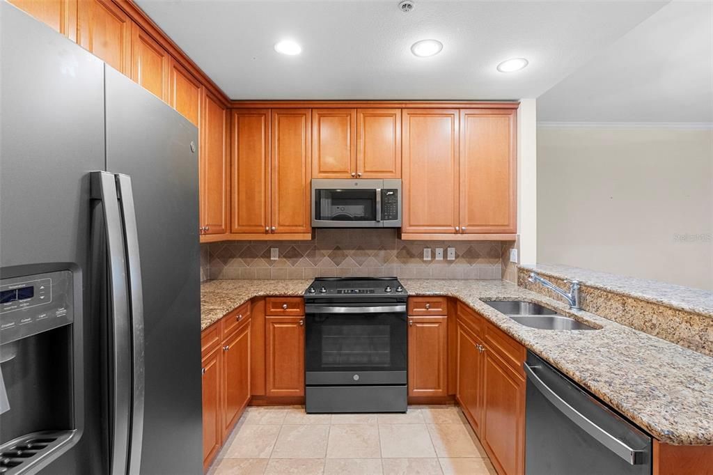 For Sale: $319,000 (1 beds, 1 baths, 992 Square Feet)