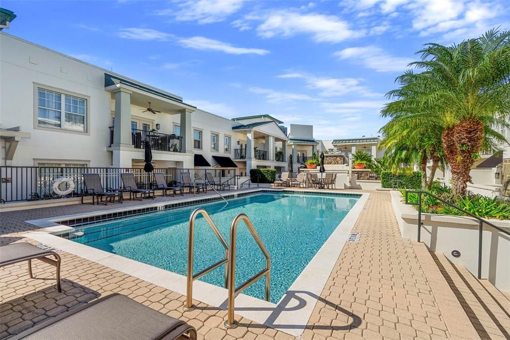 For Sale: $319,000 (1 beds, 1 baths, 992 Square Feet)