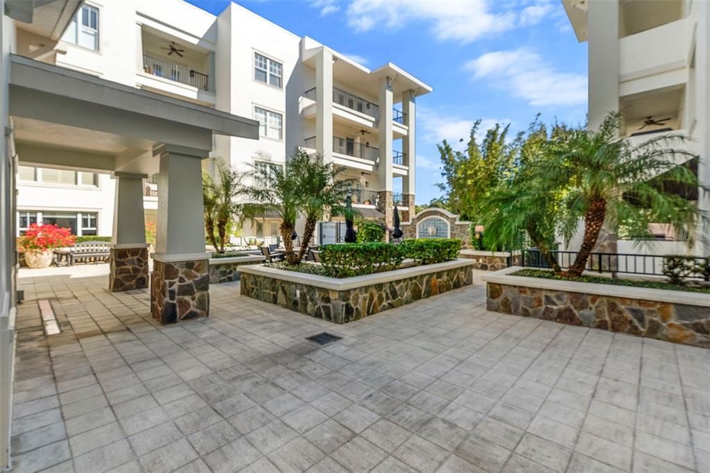 For Sale: $319,000 (1 beds, 1 baths, 992 Square Feet)