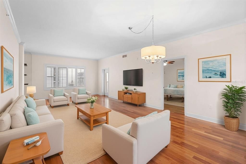 For Sale: $319,000 (1 beds, 1 baths, 992 Square Feet)