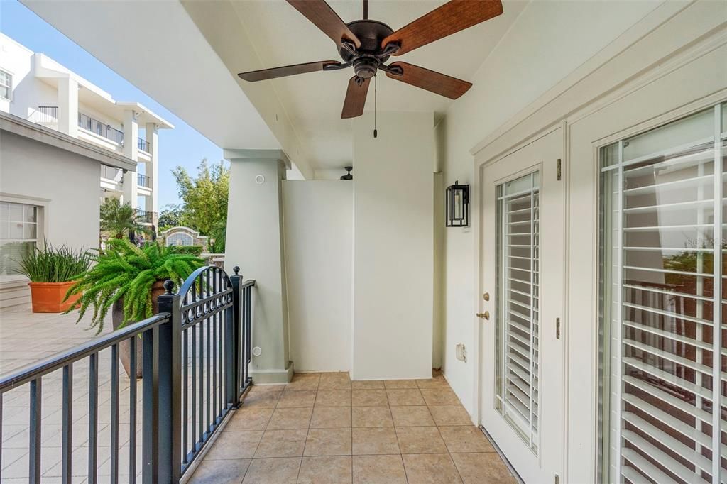 For Sale: $319,000 (1 beds, 1 baths, 992 Square Feet)