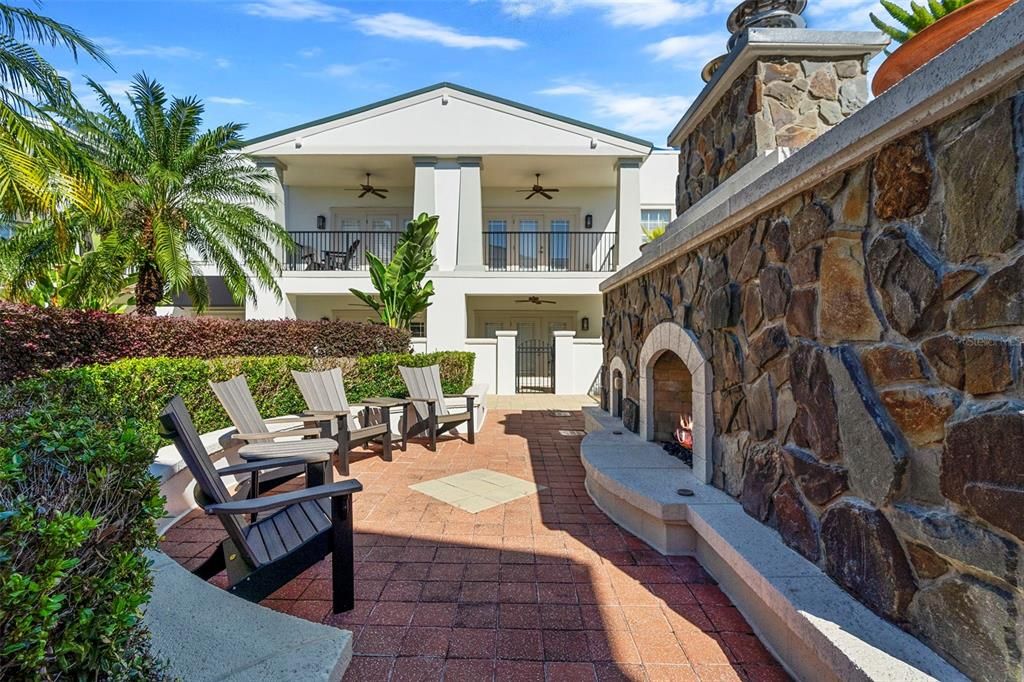 For Sale: $319,000 (1 beds, 1 baths, 992 Square Feet)