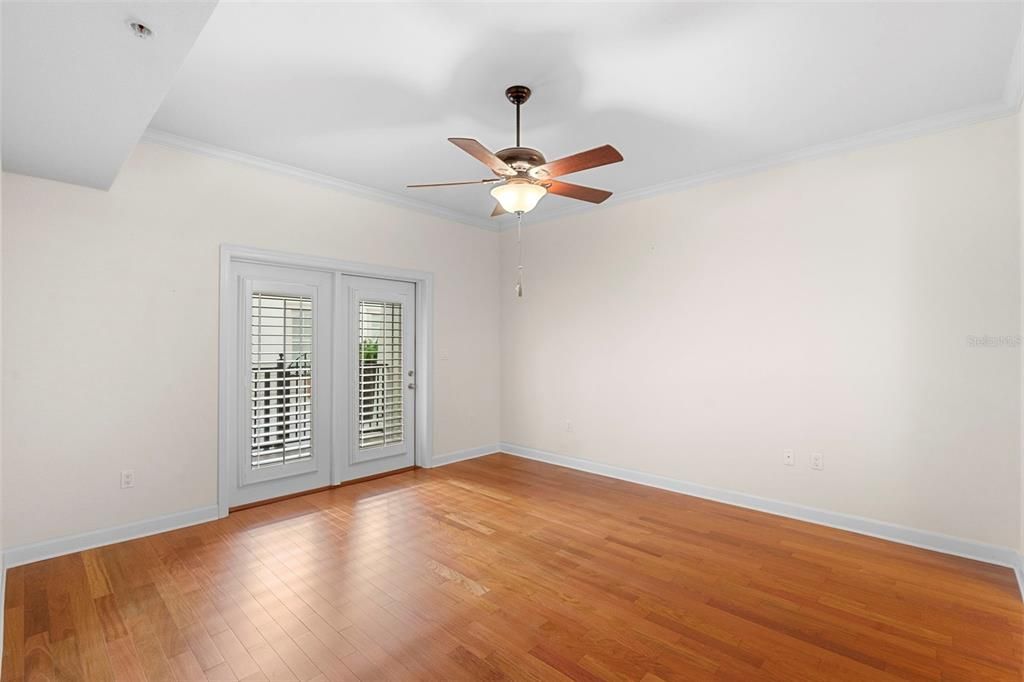 For Sale: $319,000 (1 beds, 1 baths, 992 Square Feet)