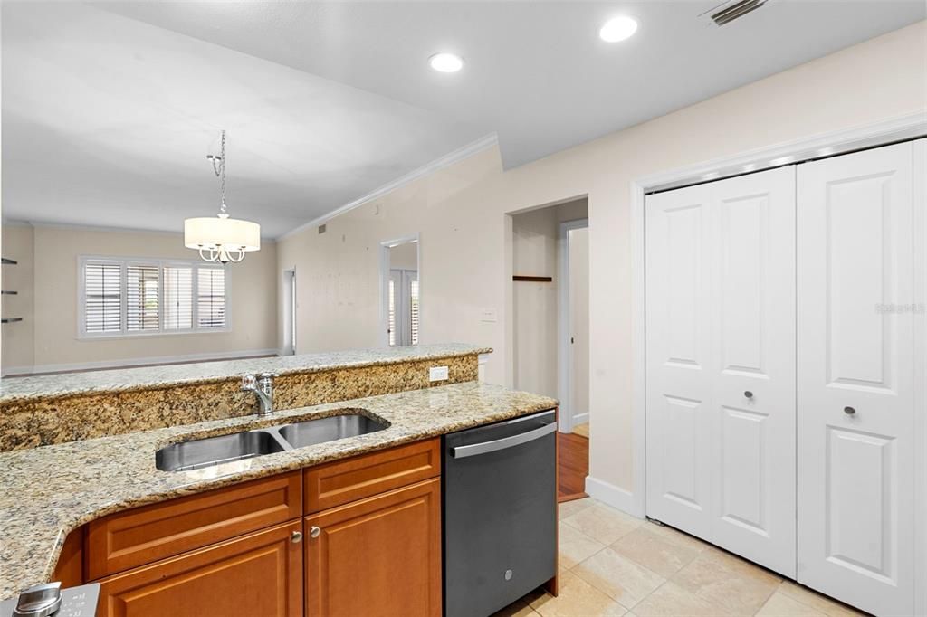 For Sale: $319,000 (1 beds, 1 baths, 992 Square Feet)